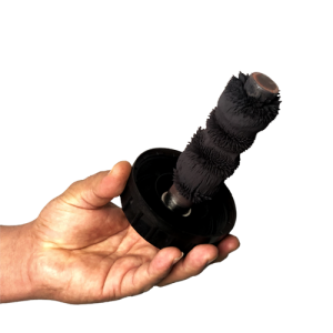 تصویر میزان جذب فیلتر مدار گرمایش مگنوس در دست تکنسین